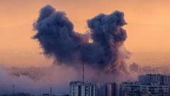 así te lo hemos contado: israel lanza una nueva ola de ataques en teherán horas después de que ee.uu. hundiera con un torpedo un buque de guerra iraní