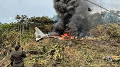 Al menos 66 muertos tras estrellarse un avión de la Fuerza Aérea Colombiana con 128 personas a bordo en el sur del país al menos 66 muertos tras estrellarse un avión de la fuerza aérea colombiana con 128 personas a bordo en el sur del país