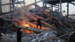 Así te lo contamos: Trump dice que "la gran oleada" de ataques contra Irán está por llegar y Teherán da por cerrado el estrecho de Ormuz así te lo contamos: trump dice que "la gran oleada" de ataques contra irán está por llegar y teherán da por cerrado el estrecho de ormuz