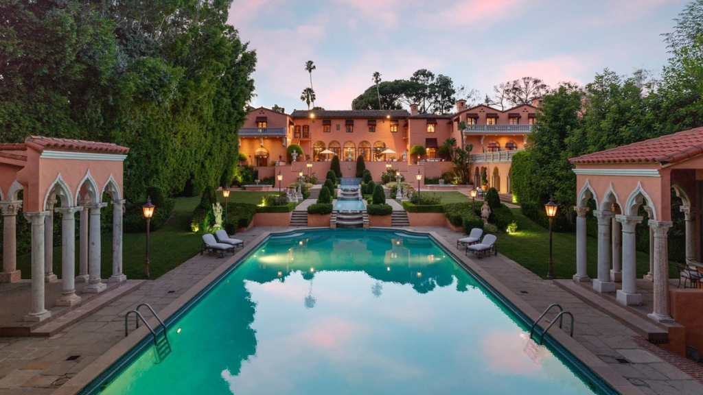 de el padrino a breaking bad: las casas más icónicas de la pantalla vendidas por millones