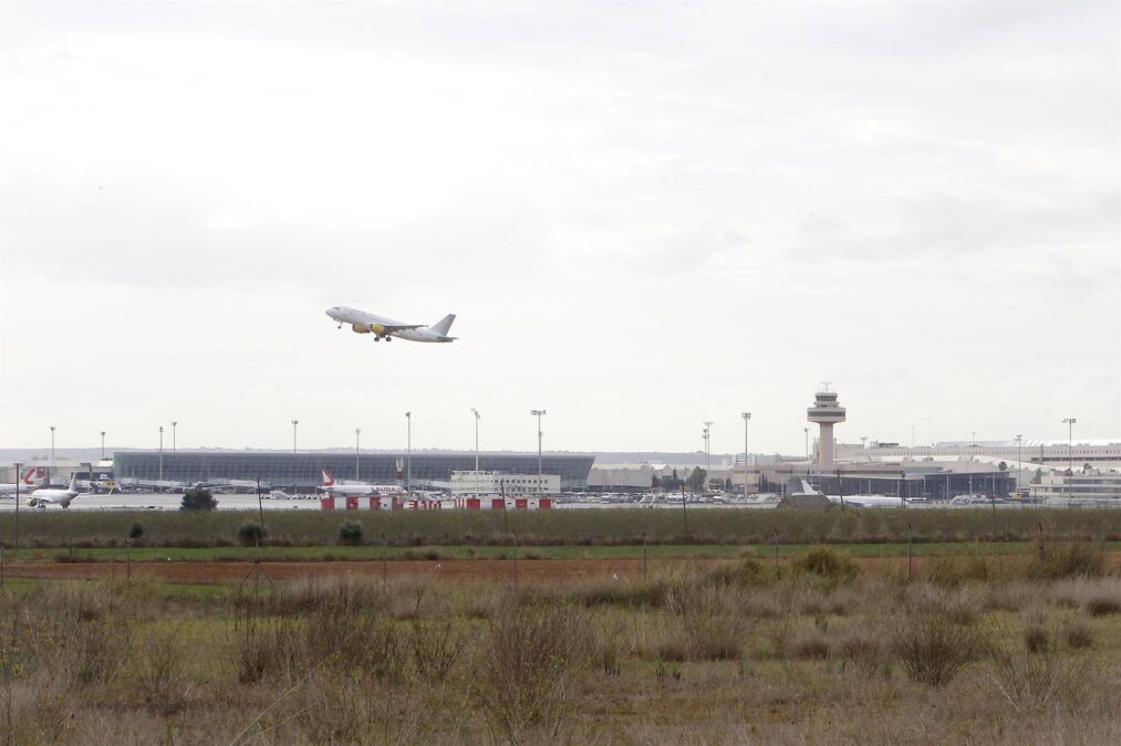 los aeropuertos de baleares operan este viernes santo 987 vuelos, un 6% menos que el año pasado