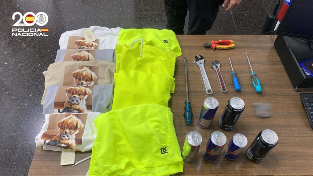 detenida una pareja por robar camisetas, bañadores y bebidas energéticas de una tienda de la playa de palma