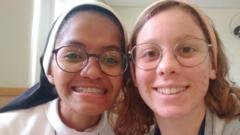"dios fue nuestro cupido": la historia de amor de dos jóvenes que iban a ser monjas y acabaron casándose