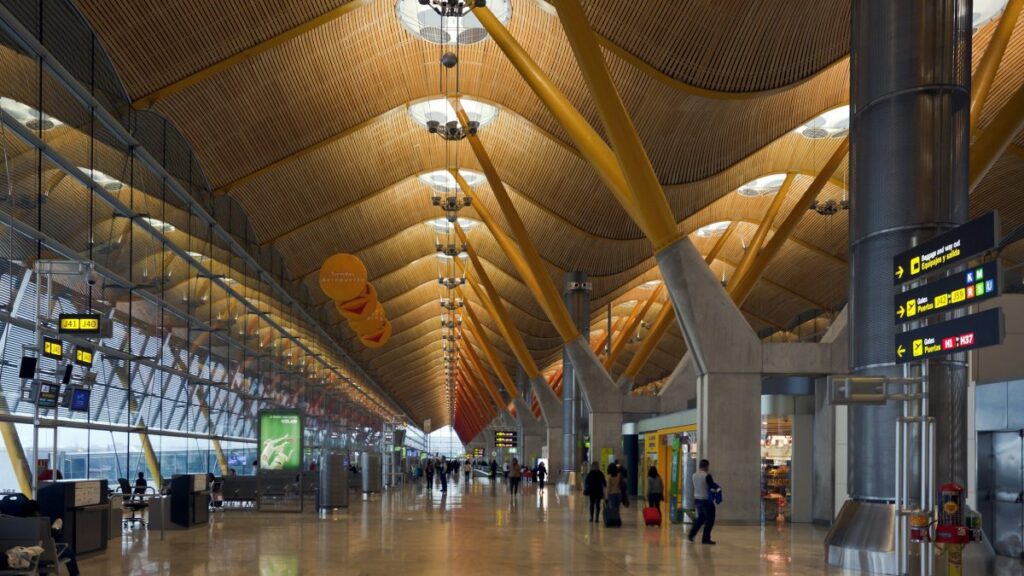 barceló y momentum (hyatt), favoritos para hacerse con los hoteles en barajas y el prat