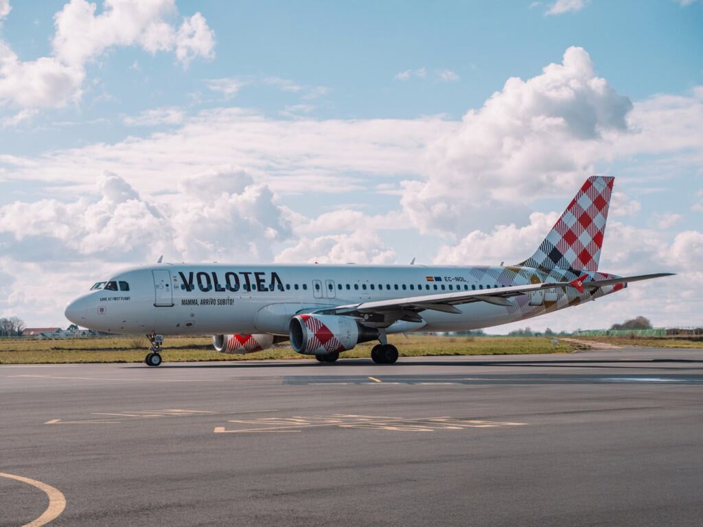 competencia italiana abre una investigación a volotea por su recargo ante el alza del precio del combustible